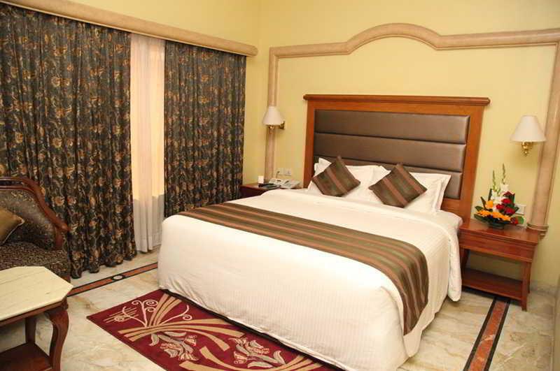 Raj Park Hotel Madras Buitenkant foto