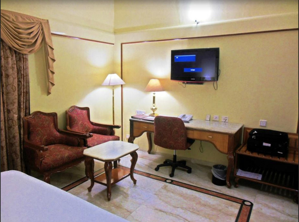 Raj Park Hotel Madras Buitenkant foto
