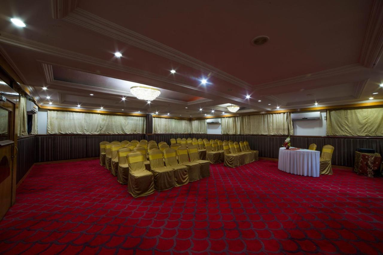 Raj Park Hotel Madras Buitenkant foto